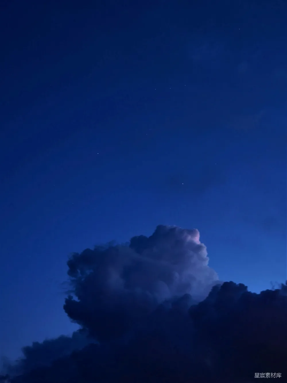 高清摄影 夜空 云朵 星星 宁静 自然 夜空下的云与星星