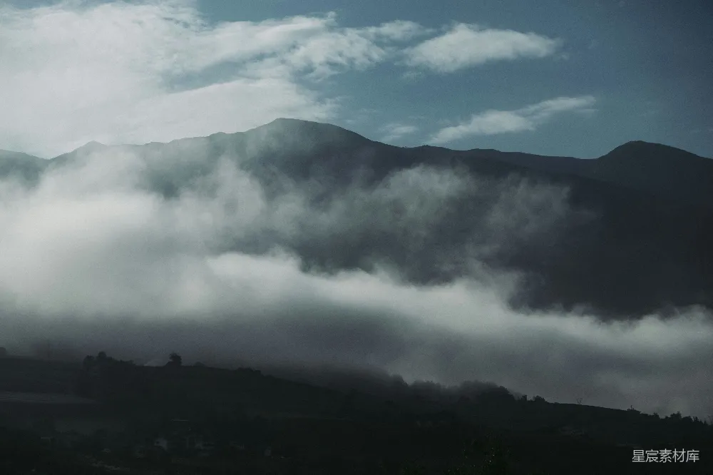 高清摄影 山景 云雾 自然风光 宁静 摄影 云雾缭绕的山峦