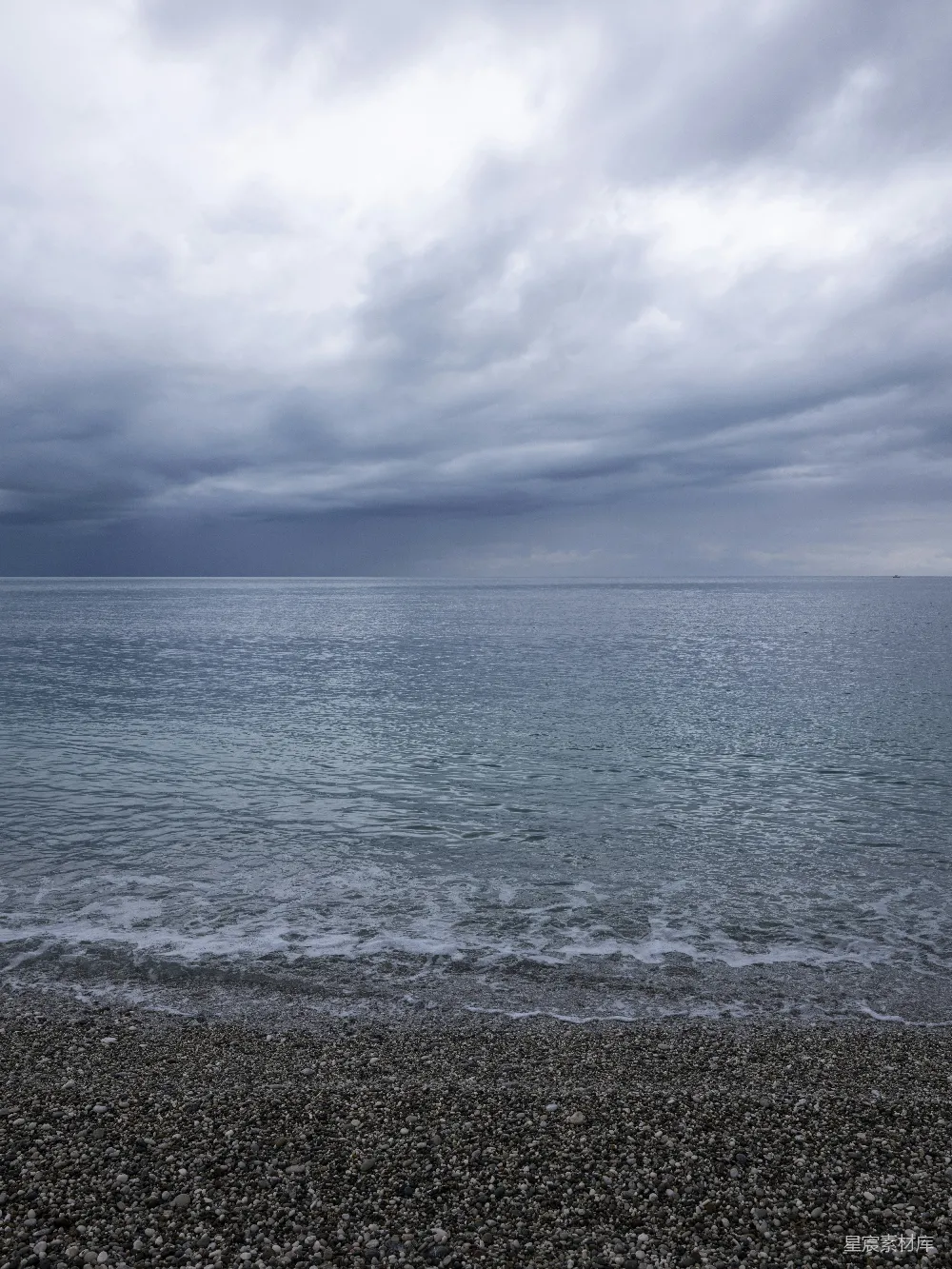 高清摄影 海洋 阴天 海滩 自然风光 宁静 阴云密布的海岸线