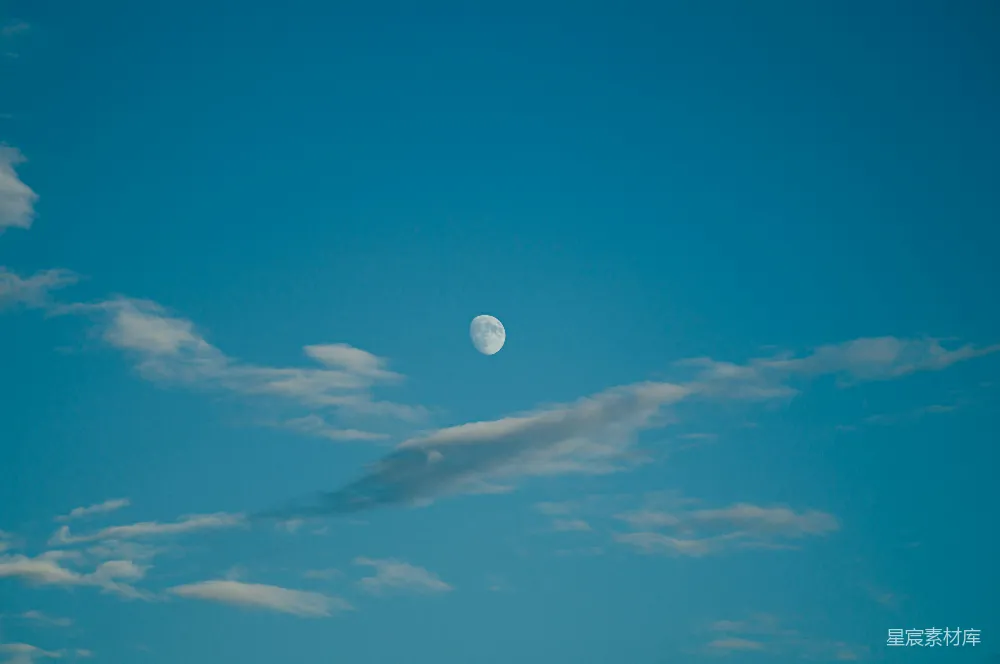 高清摄影 月亮 蓝天 云朵 自然景观 宁静 晴空中的弯月