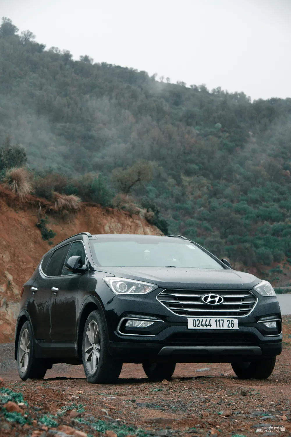 高清摄影 现代汽车 SUV 山间 雨景 旅行 雨中山间停靠的现代SUV