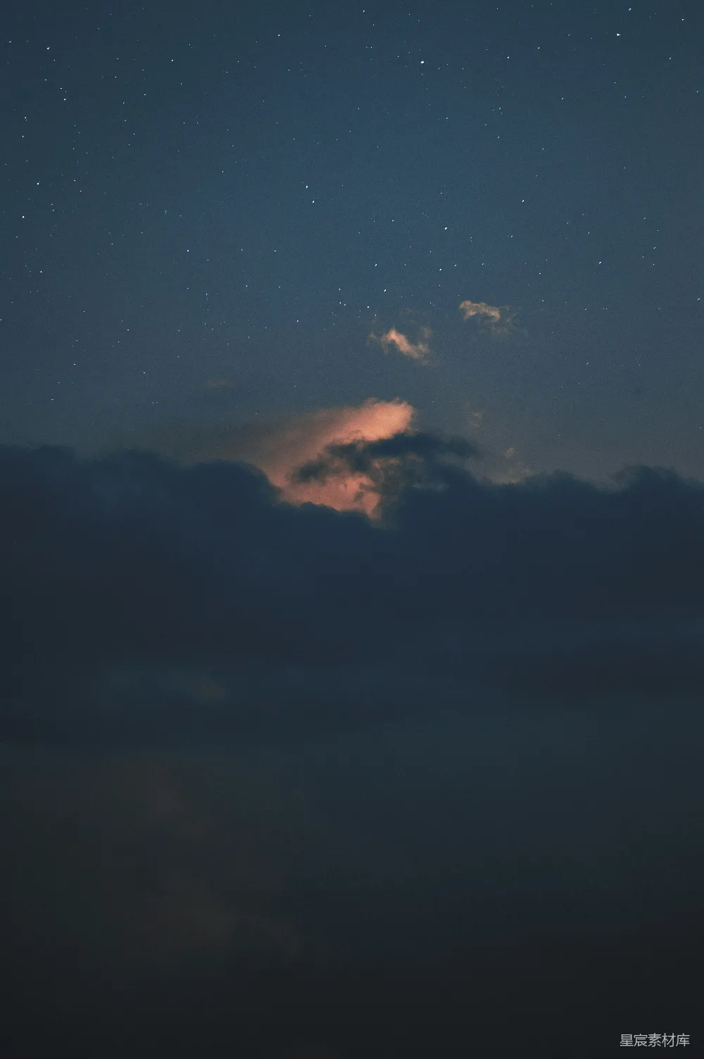 高清摄影 夜景 星空 云层 自然 宁静 夜空中的云与星星