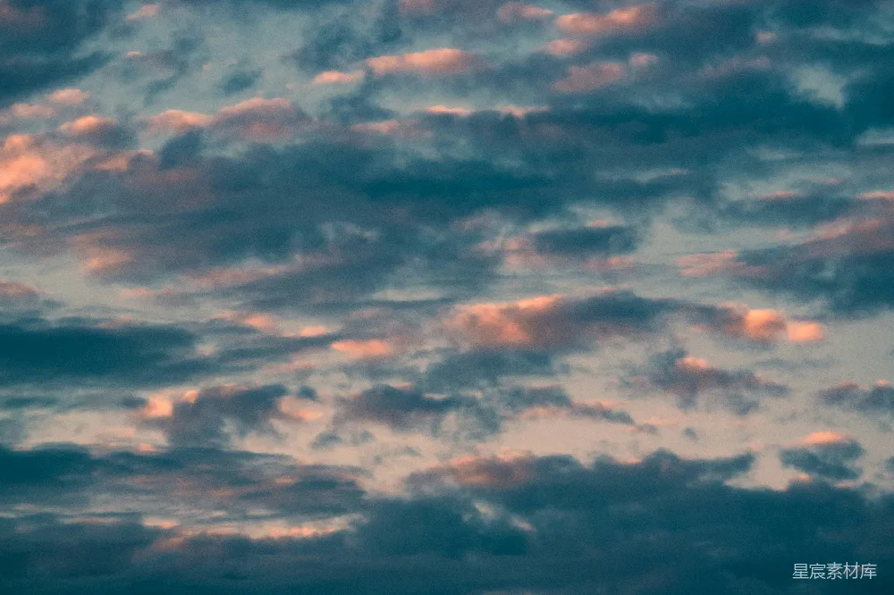 高清摄影 云层 夕阳 自然风光 宁静 天空 夕阳余晖下的云层