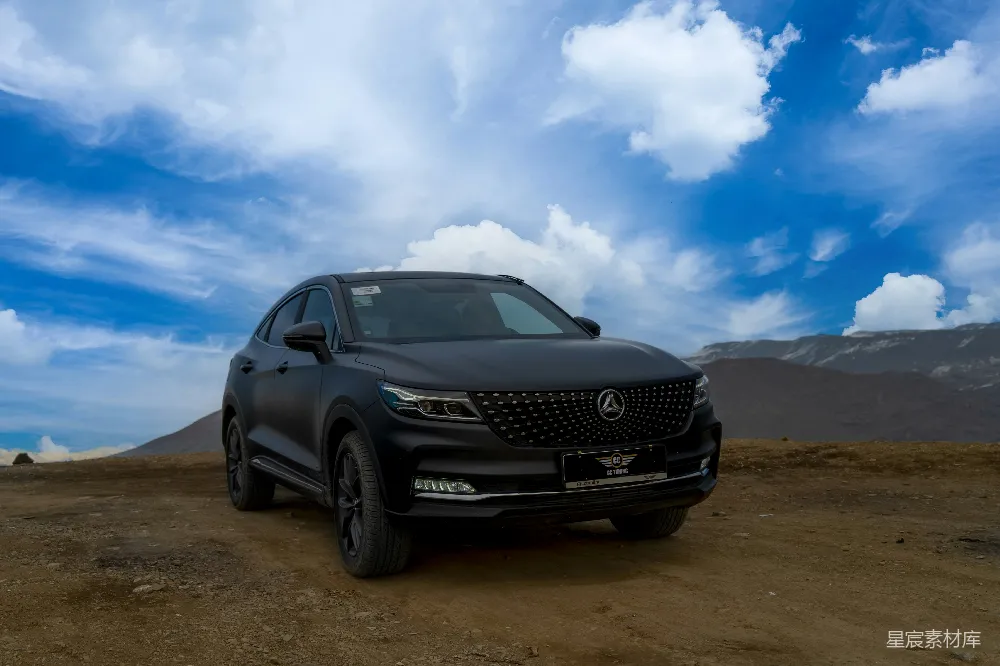 高清摄影 汽车 户外 自然风光 豪华 旅行 奔驰SUV在山间独行