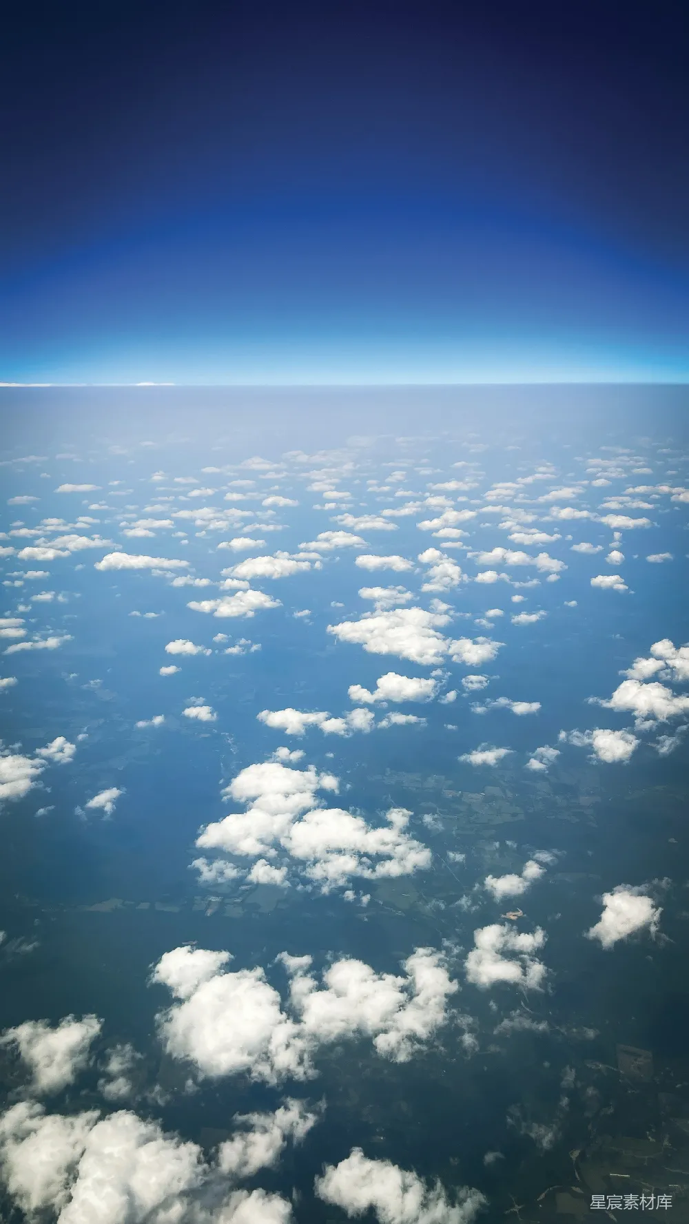 高清摄影 蓝天 白云 高空视角 自然风光 宁静 蓝天白云下的地球