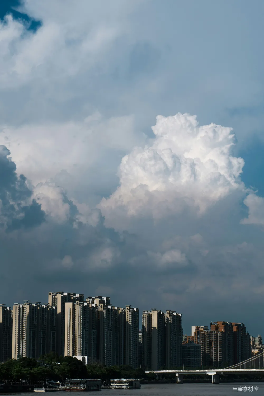 高清摄影 城市景观 云朵 都市 自然与建筑 天空 城市中的巨浪云
