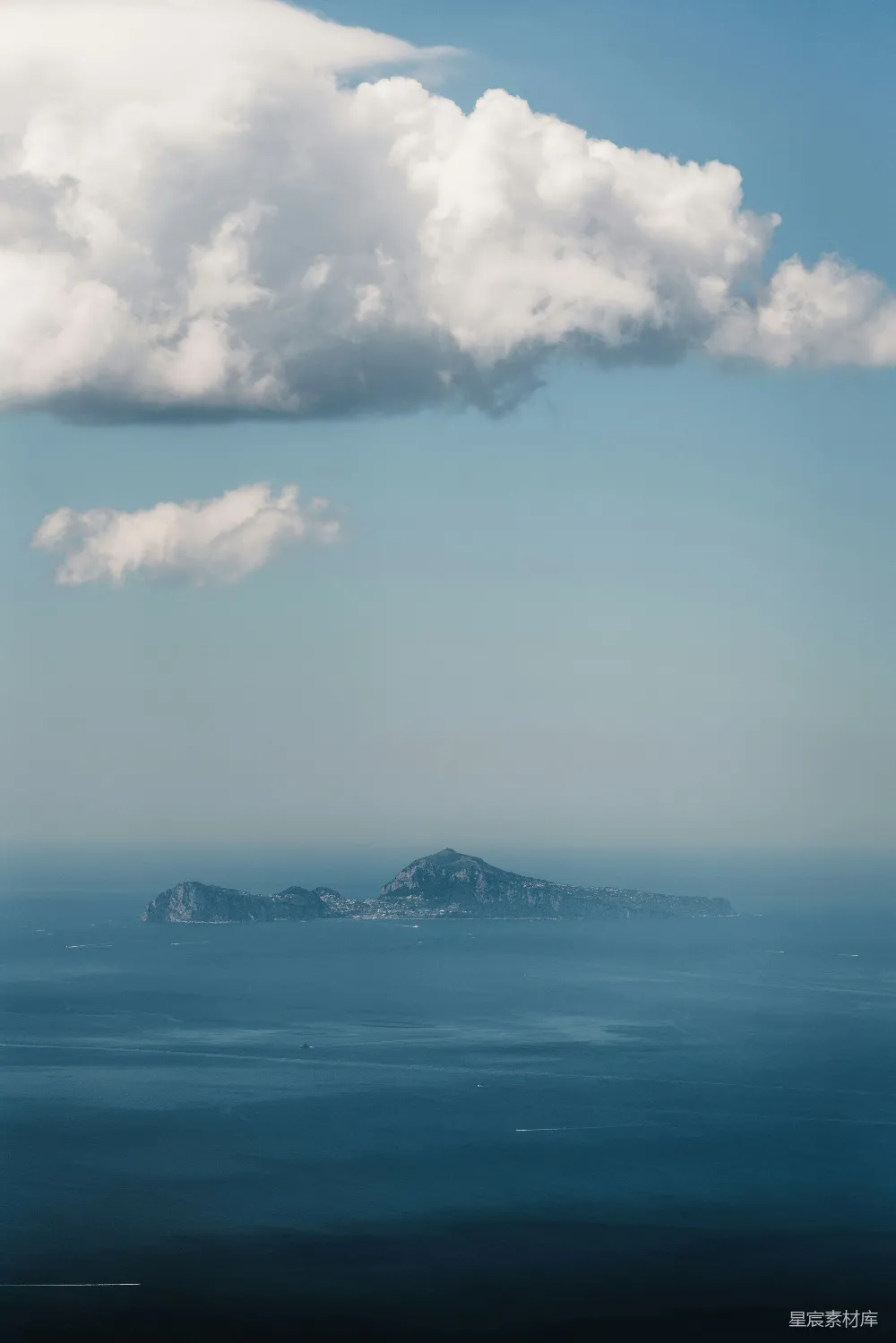 高清摄影 自然风光 岛屿 海洋 天空 宁静 云海中的孤岛