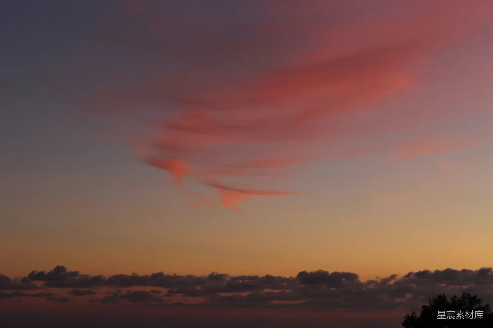 高清摄影 夕阳 云彩 自然风光 宁静 户外 夕阳下的云彩