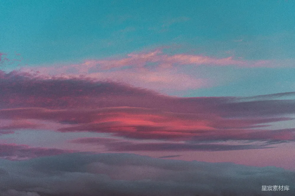 高清摄影 天空 日落 云层 自然风光 宁静 夕阳下的云彩