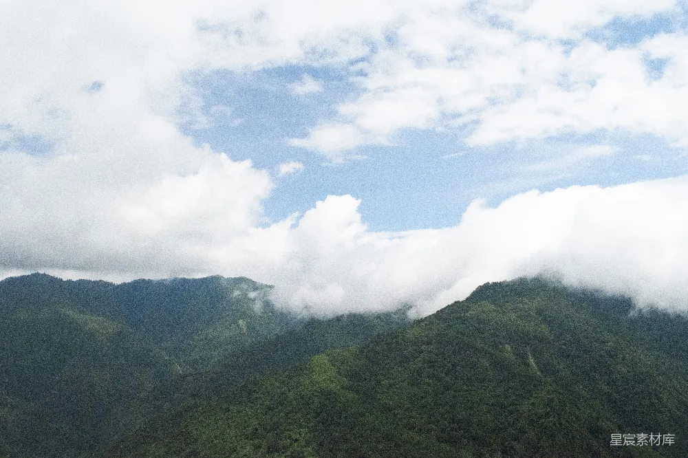 高清摄影 自然风光 山地 云雾 宁静 户外 云雾缭绕的山峰