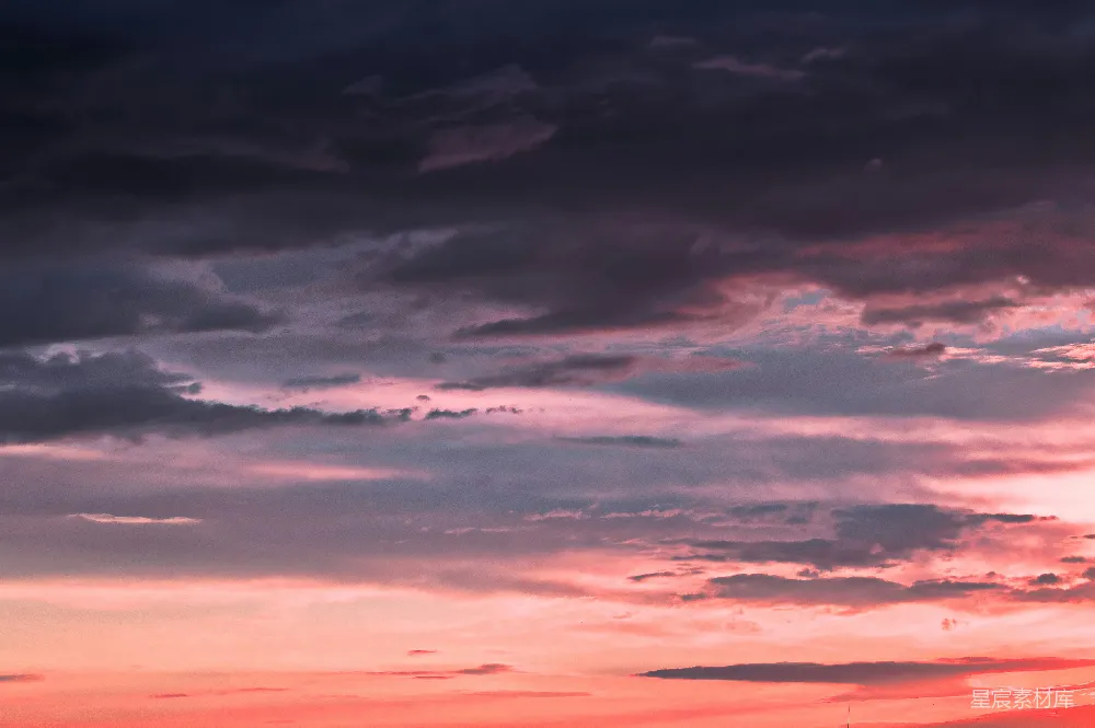 高清摄影 天空 日落 云层 自然 宁静 夕阳下的云彩