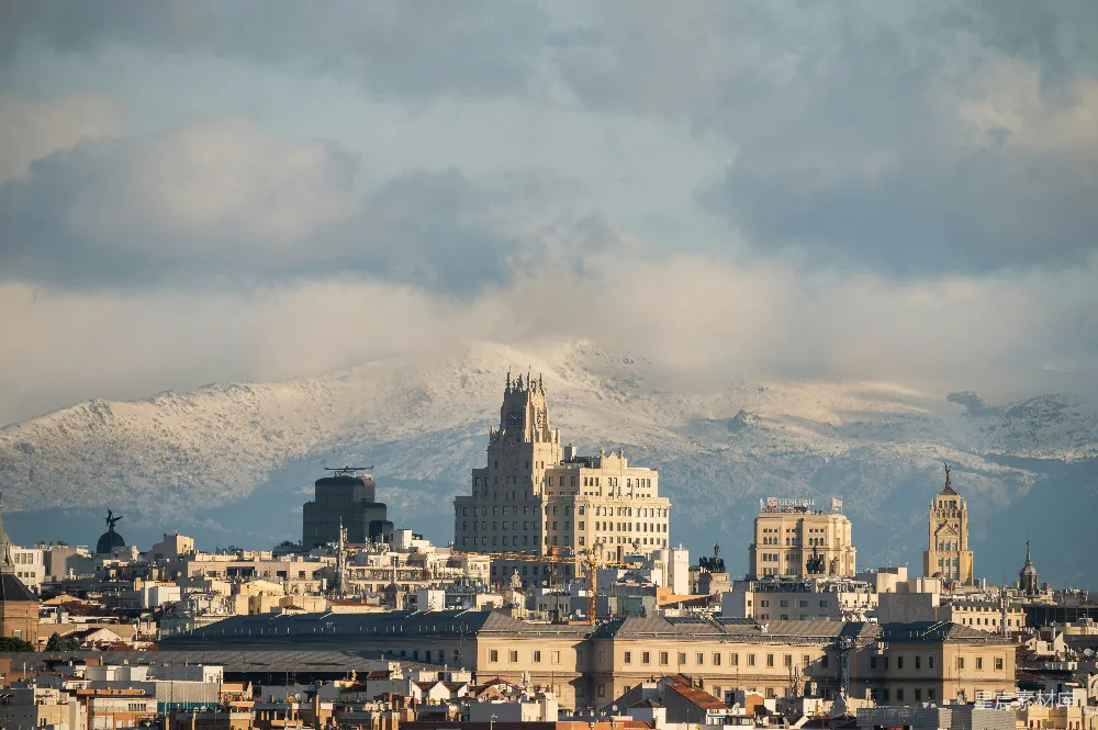 高清摄影 城市景观 雪山 城市天际线 冬季 西班牙 雪后的马德里天际线