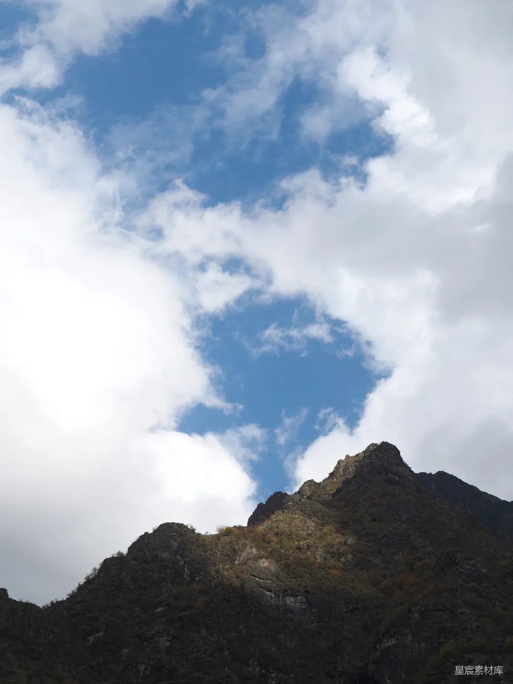 高清摄影 自然风光 山峰 云层 宁静 户外 山巅云海