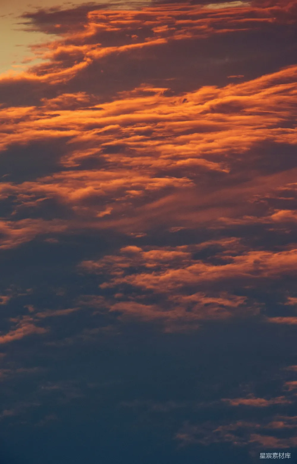 高清摄影 天空 云彩 夕阳 自然 宁静 夕阳余晖下的云彩