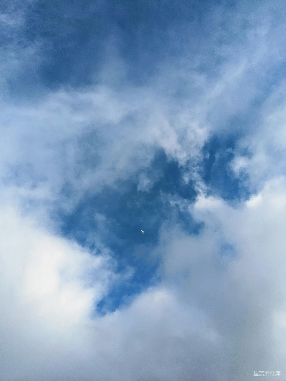 高清摄影 天空 飞机 云朵 自然 旅行 翱翔云端的飞机