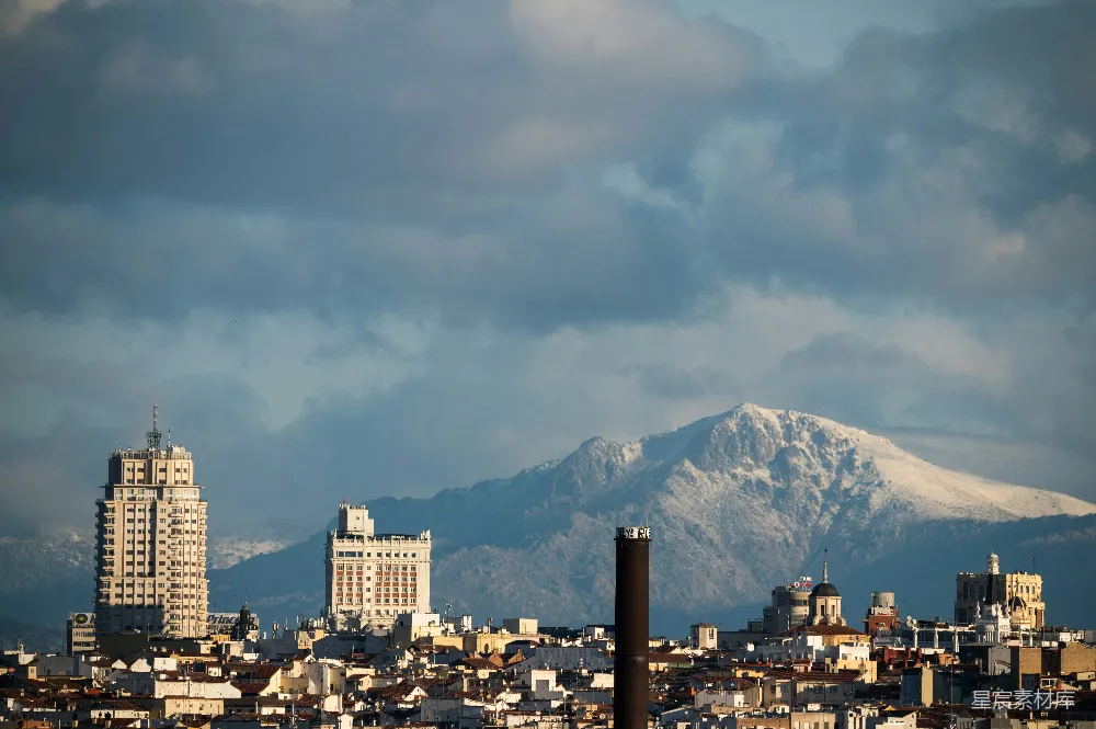 高清摄影 城市景观 雪山 城市与自然 城市天际线 城市建筑 城市与雪山的和谐共存