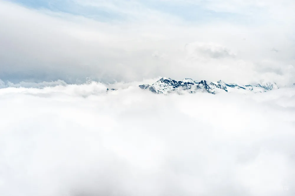 高清摄影 雪山 云海 自然风光 宁静 户外 云海中的雪山