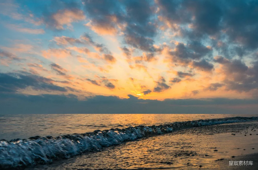 高清摄影 日落 海滩 海浪 自然风光 宁静 海浪拍打沙滩的日落