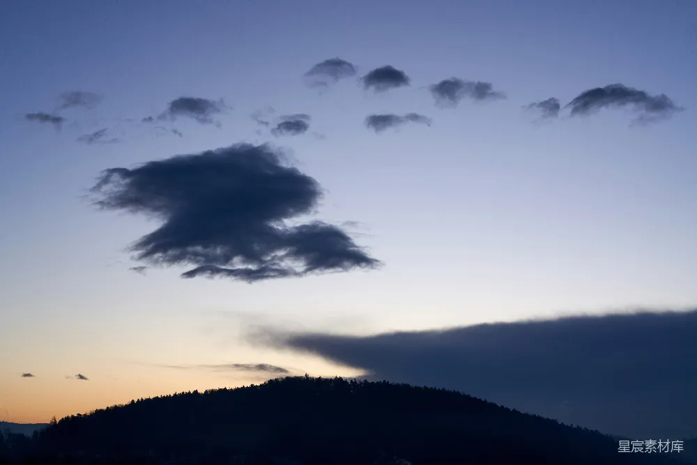 高清摄影 自然 风景 天空 山丘 黄昏 暮色山丘上的云彩