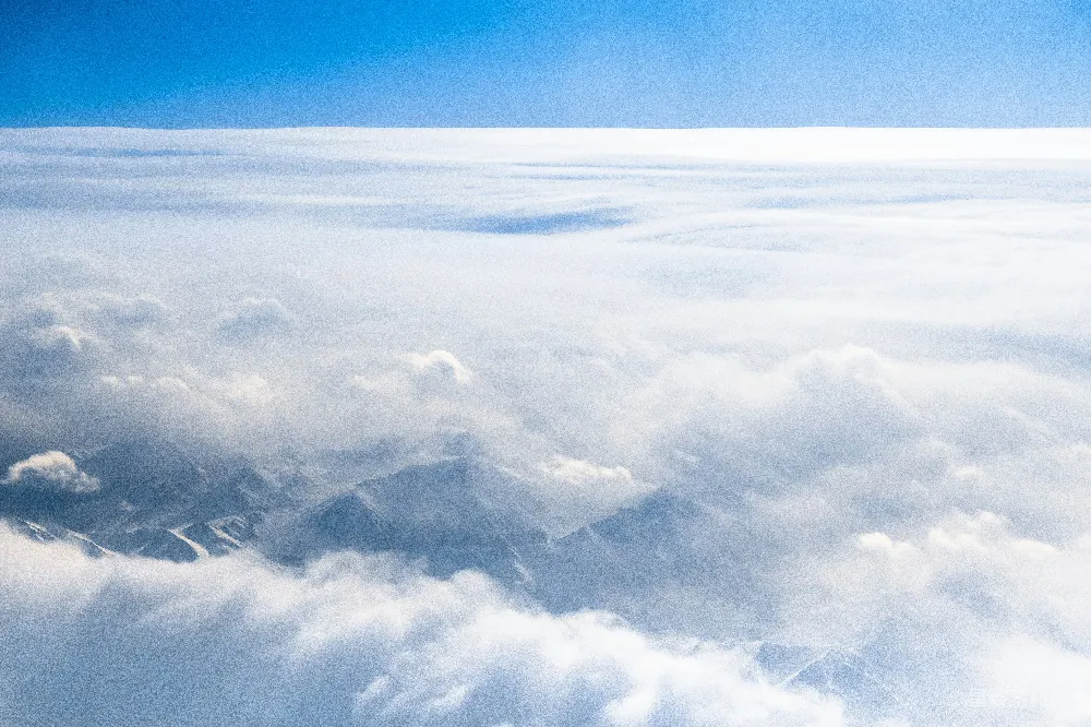 高清摄影 山峦 云层 自然风光 宁静 旅行 云海中的山脉