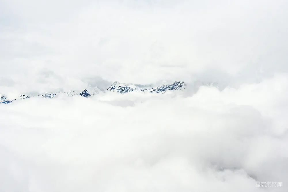 高清摄影 雪山 云海 自然景观 宁静 壮丽 云海中的雪山