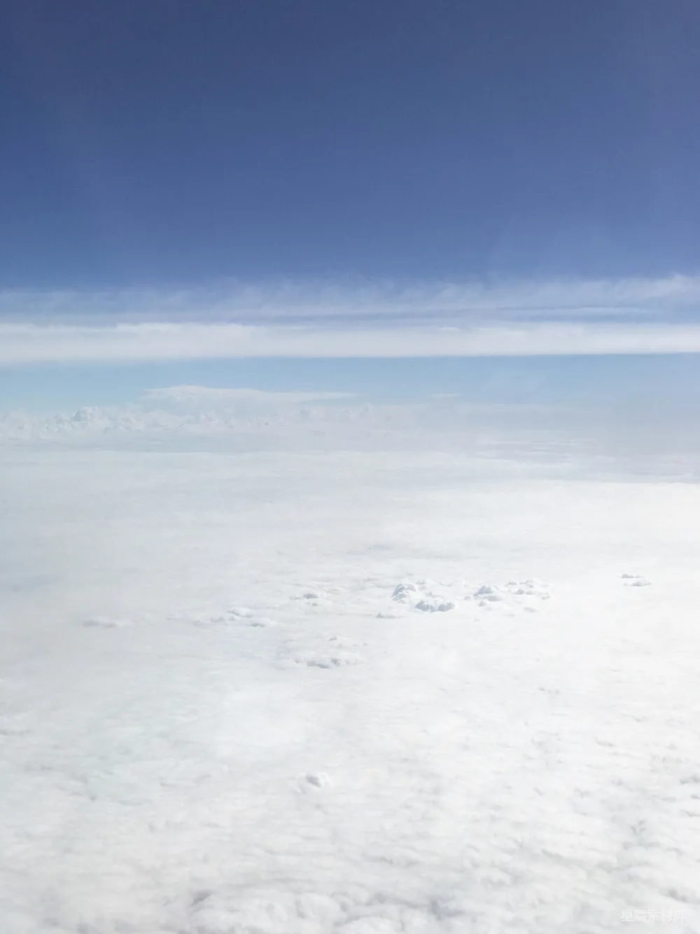 高清摄影 雪地 自然 户外 风景 宁静 雪地上的脚印