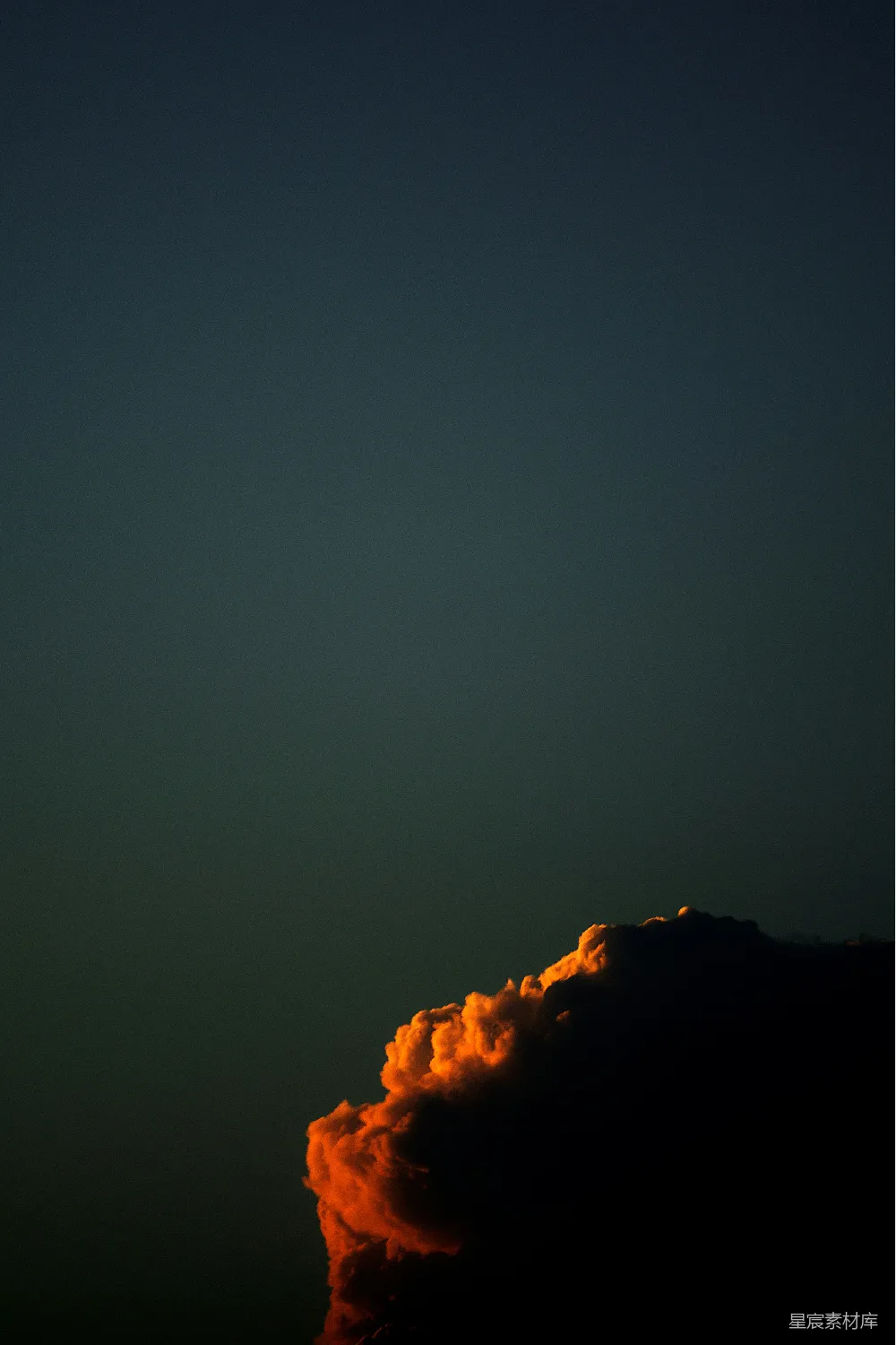 高清摄影 天空 云层 夕阳 自然 宁静 夕阳下的云层剪影