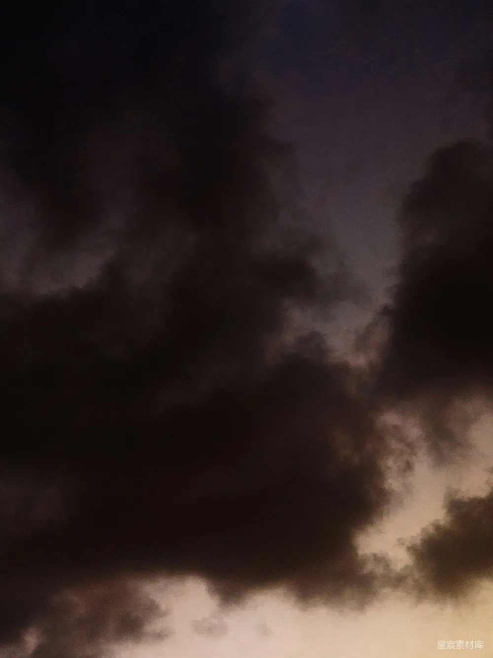 高清摄影 夜景 天空 云彩 自然 宁静 夜幕下的云层
