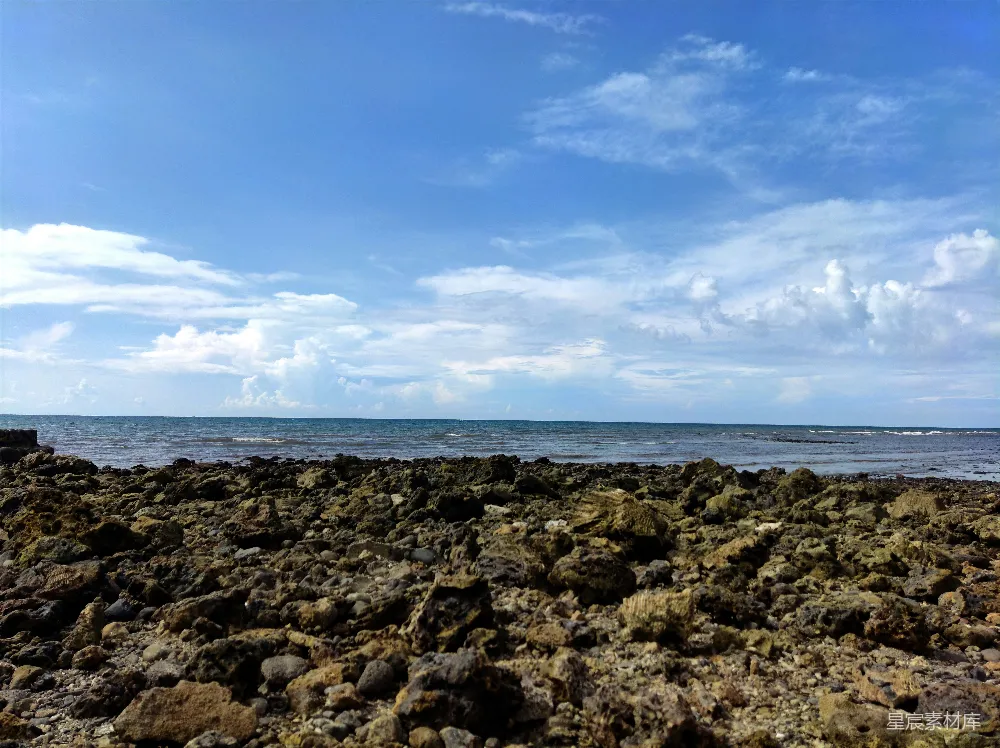 高清摄影 海滩 自然风光 休闲 海边 度假 海岸礁石与蓝天