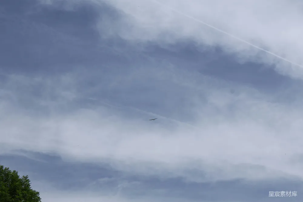 高清摄影 天空 滑翔机 自然风光 户外活动 休闲娱乐 蓝天白云下的滑翔机