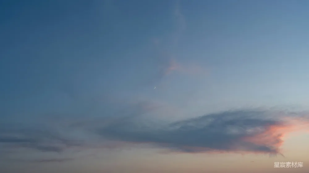 高清摄影 天空 晨曦 弯月 云彩 宁静 晨曦初露，弯月与云彩的交响