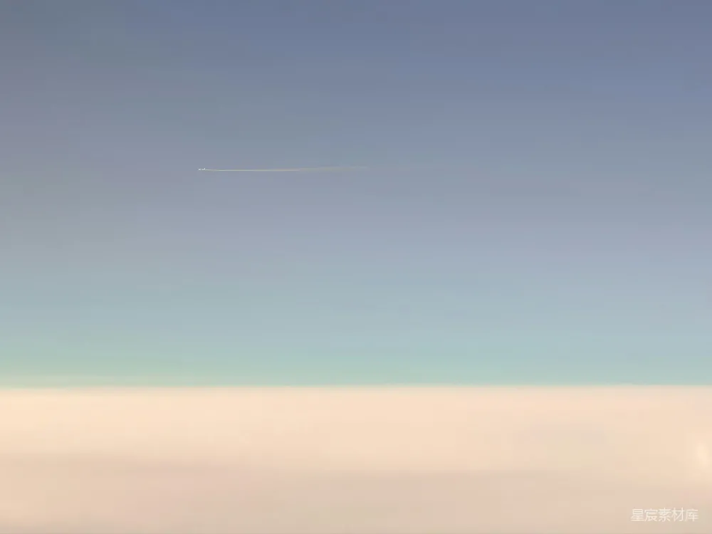 高清摄影 天空 飞机 云层 旅行 宁静 云层上方的飞机