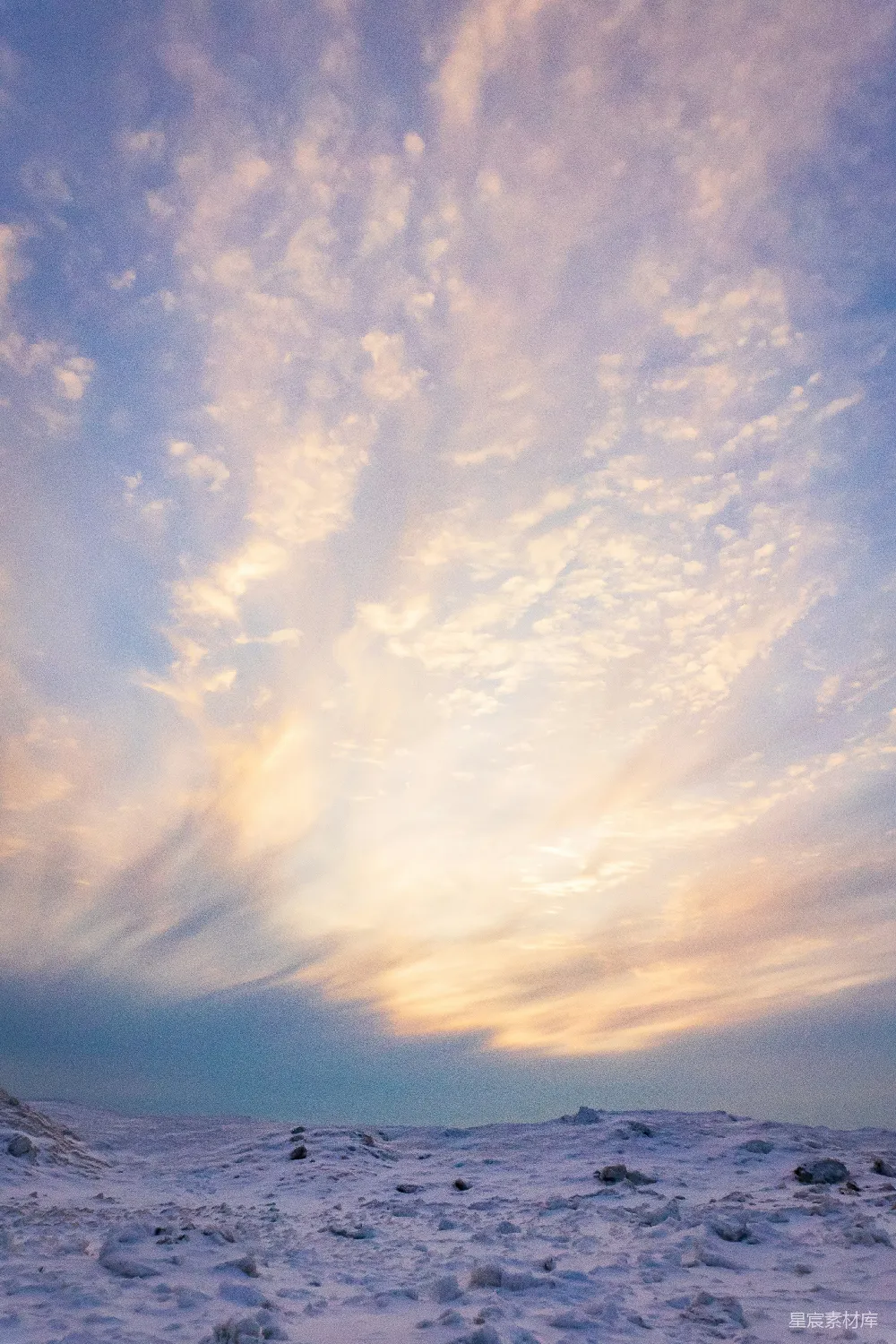 高清摄影 冬日 雪地 晨曦 自然风光 宁静 冬日晨曦下的雪地