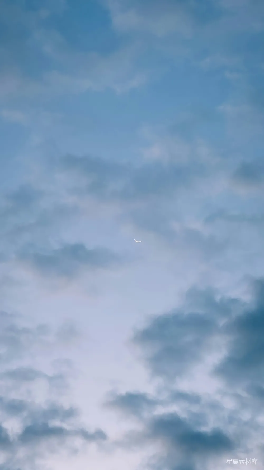 高清摄影 天空 自然 宁静 月亮 云朵 云层中的新月