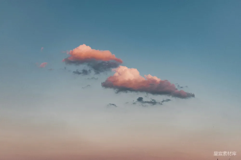 高清摄影 天空 云朵 夕阳 自然 宁静 夕阳下的粉彩云朵