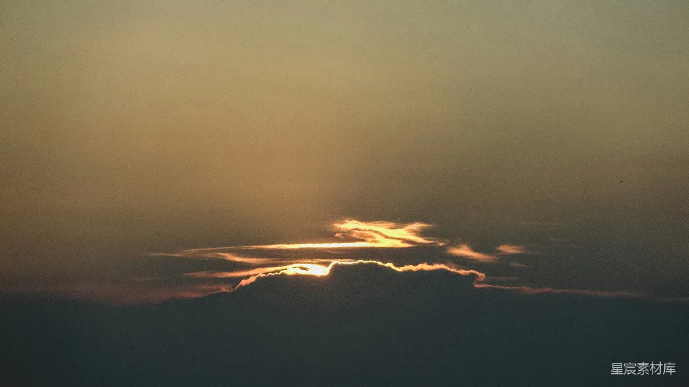 高清摄影 夕阳 云彩 自然风光 宁静 日落 云层中的夕阳