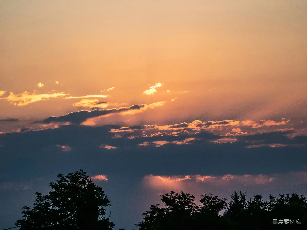 高清摄影 日落 天空 云层 自然景观 宁静 夕阳下的云彩