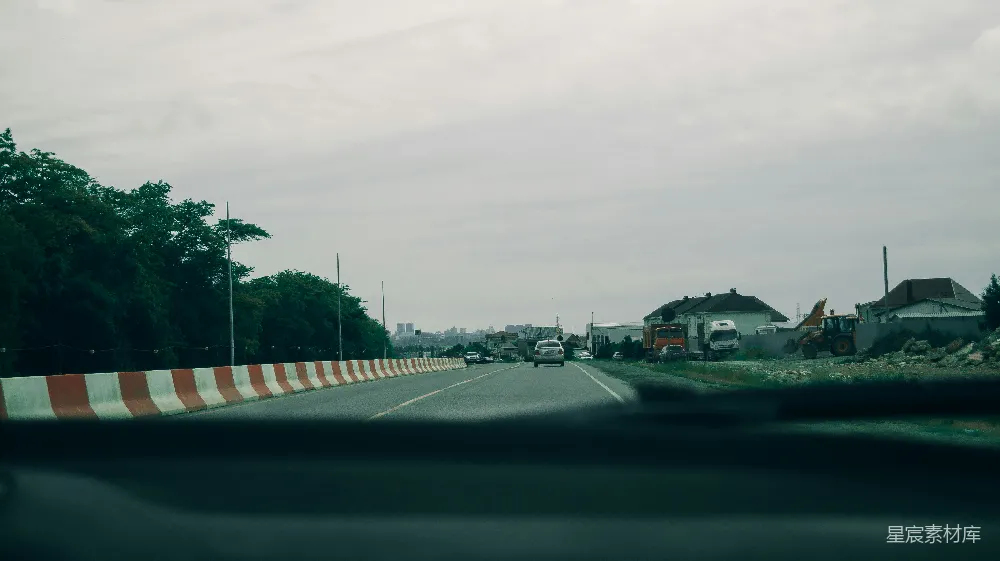 高清摄影 公路 建筑 车辆 阴天 城市 窗外的公路与建筑