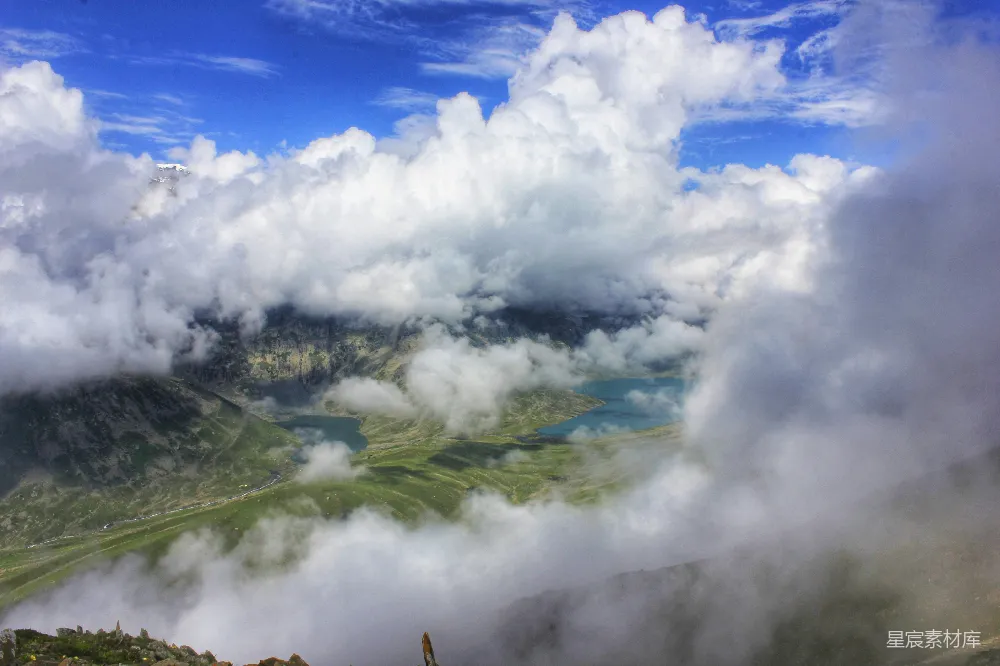 高清摄影 自然风光 云层 湖泊 山景 宁静 云海中的高原湖泊