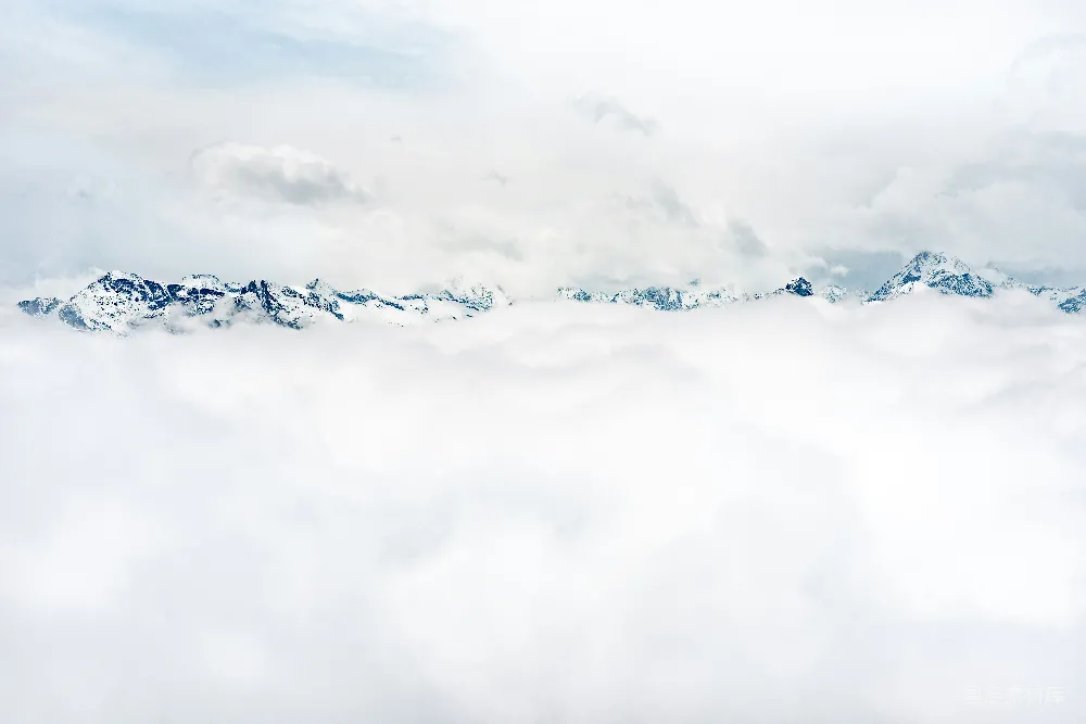 高清摄影 雪山 云海 自然风光 宁静 旅行 云海中的雪山