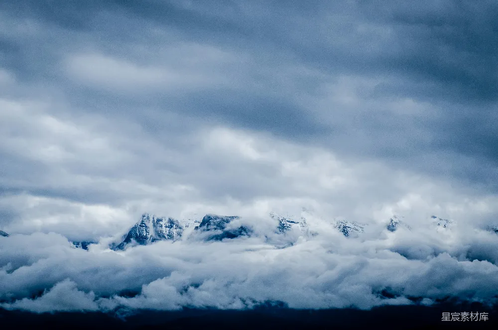 高清摄影 山峰 云层 自然风光 宁静 探险 云海中的雪山