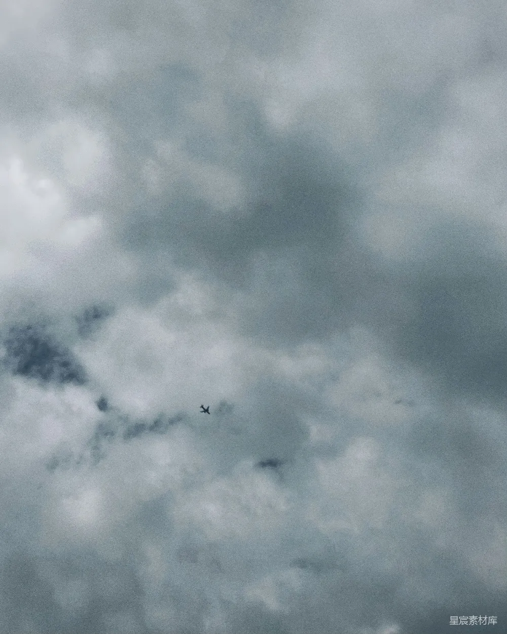 高清摄影 天空 云层 飞机 孤独 自然 孤云独立，飞机穿云