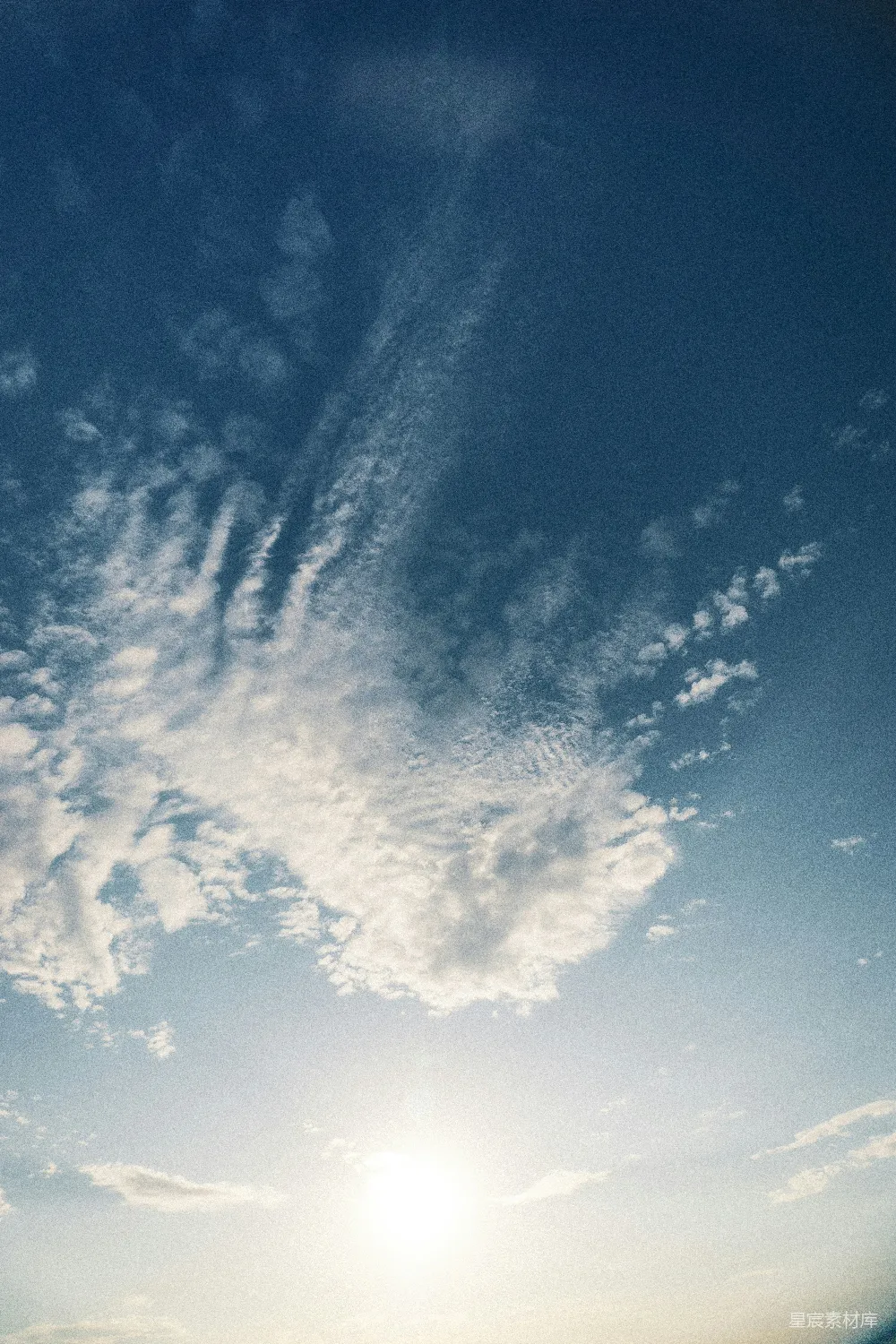 高清摄影 蓝天 白云 自然风光 宁静 户外 蓝天白云下的宁静时光