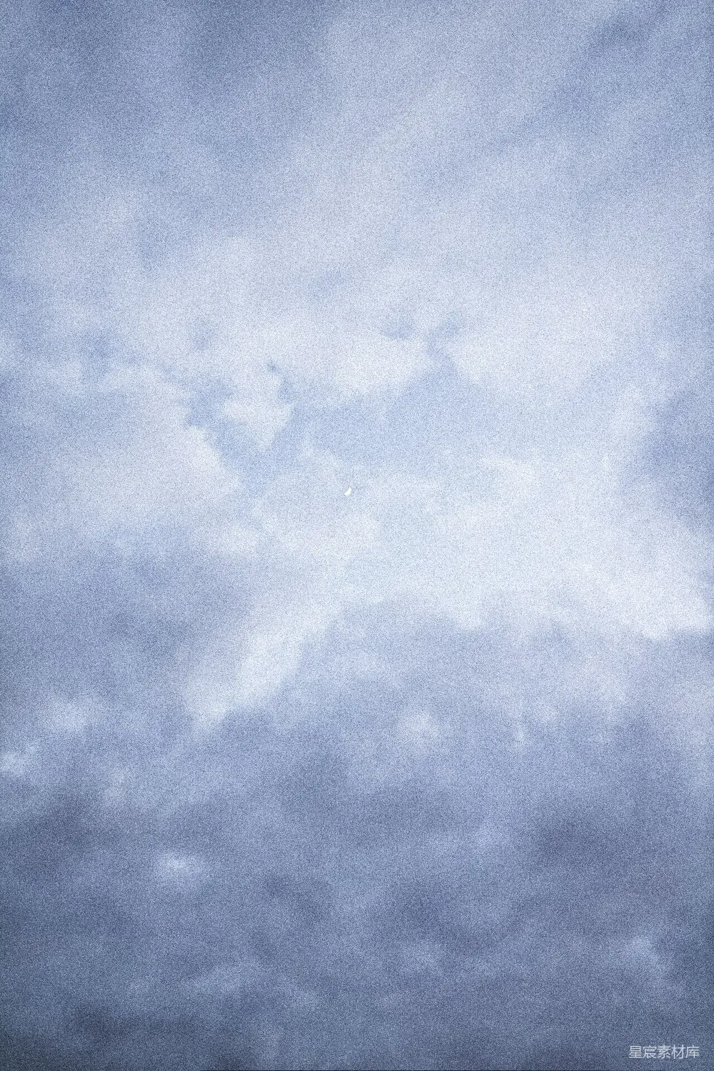 高清摄影 天空 新月 宁静 自然 背景 云层中的新月