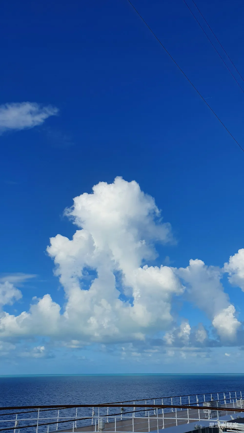 高清摄影 蓝天 白云 海洋 风景 自然 海上的蓝天白云