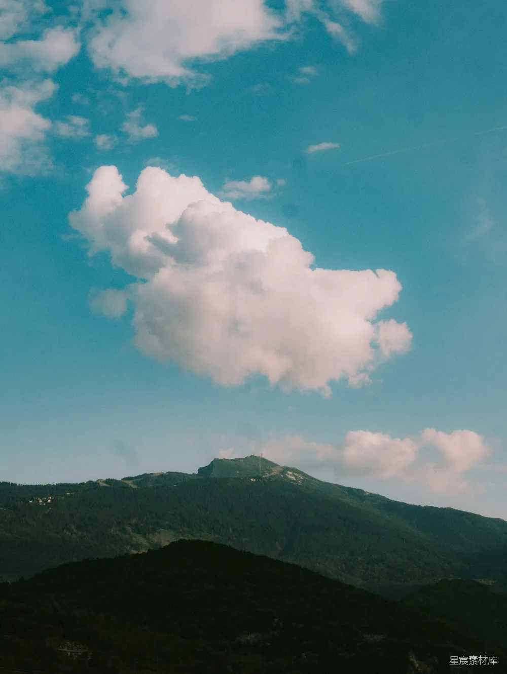 高清摄影 山景 蓝天 自然风光 户外 风景 山峦与蓝天