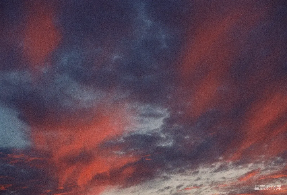 高清摄影 夕阳 云彩 自然 宁静 天空 夕阳余晖下的云彩