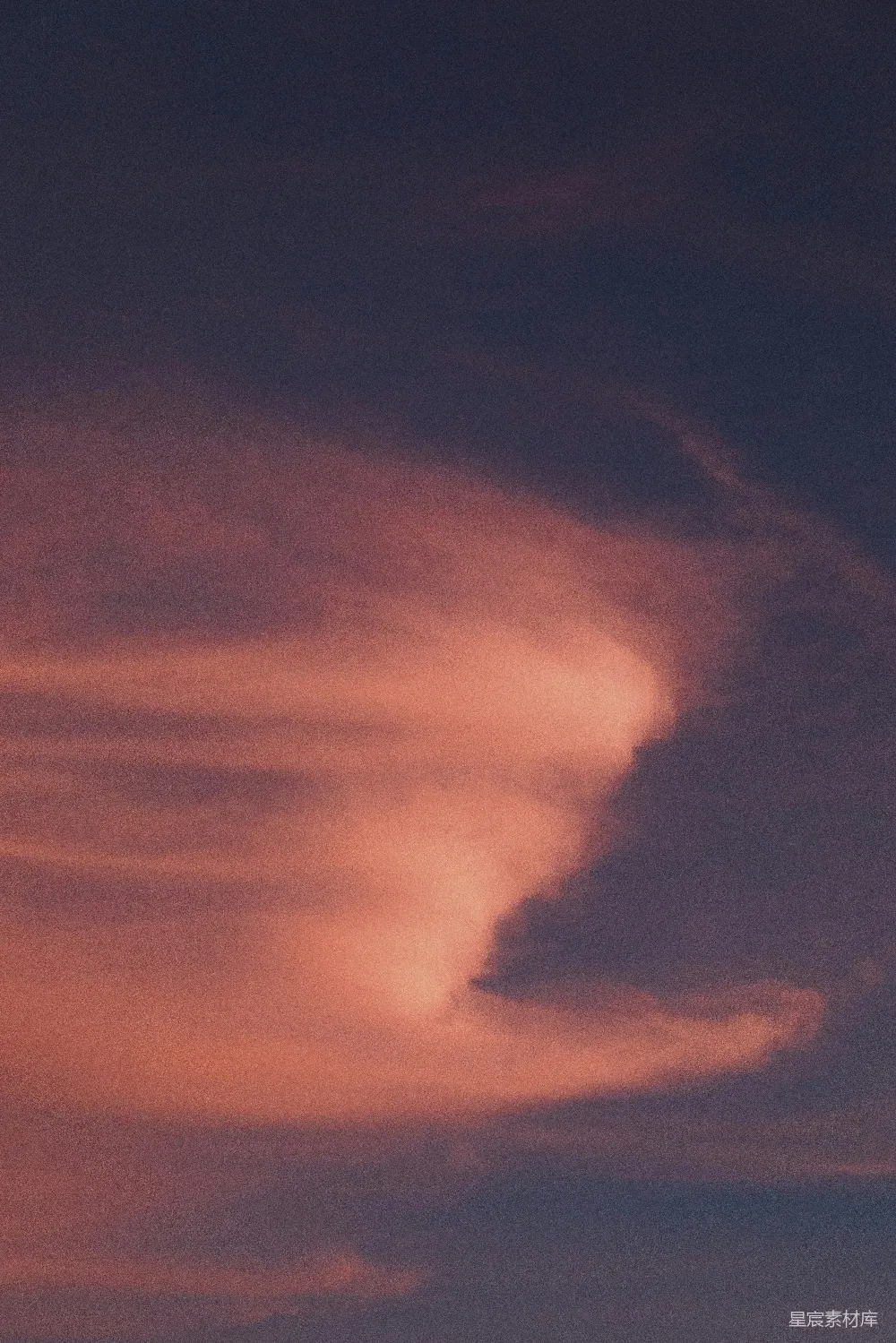 高清摄影 自然 天空 日落 云彩 宁静 夕阳下的云朵