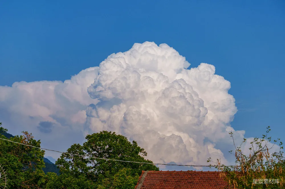高清摄影 自然景观 云层 蔚蓝天空 乡村风光 气象现象 壮丽的积雨云