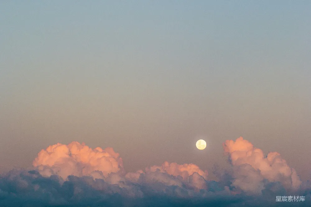 高清摄影 天空 云朵 月亮 自然 宁静 夕阳下的云与月亮